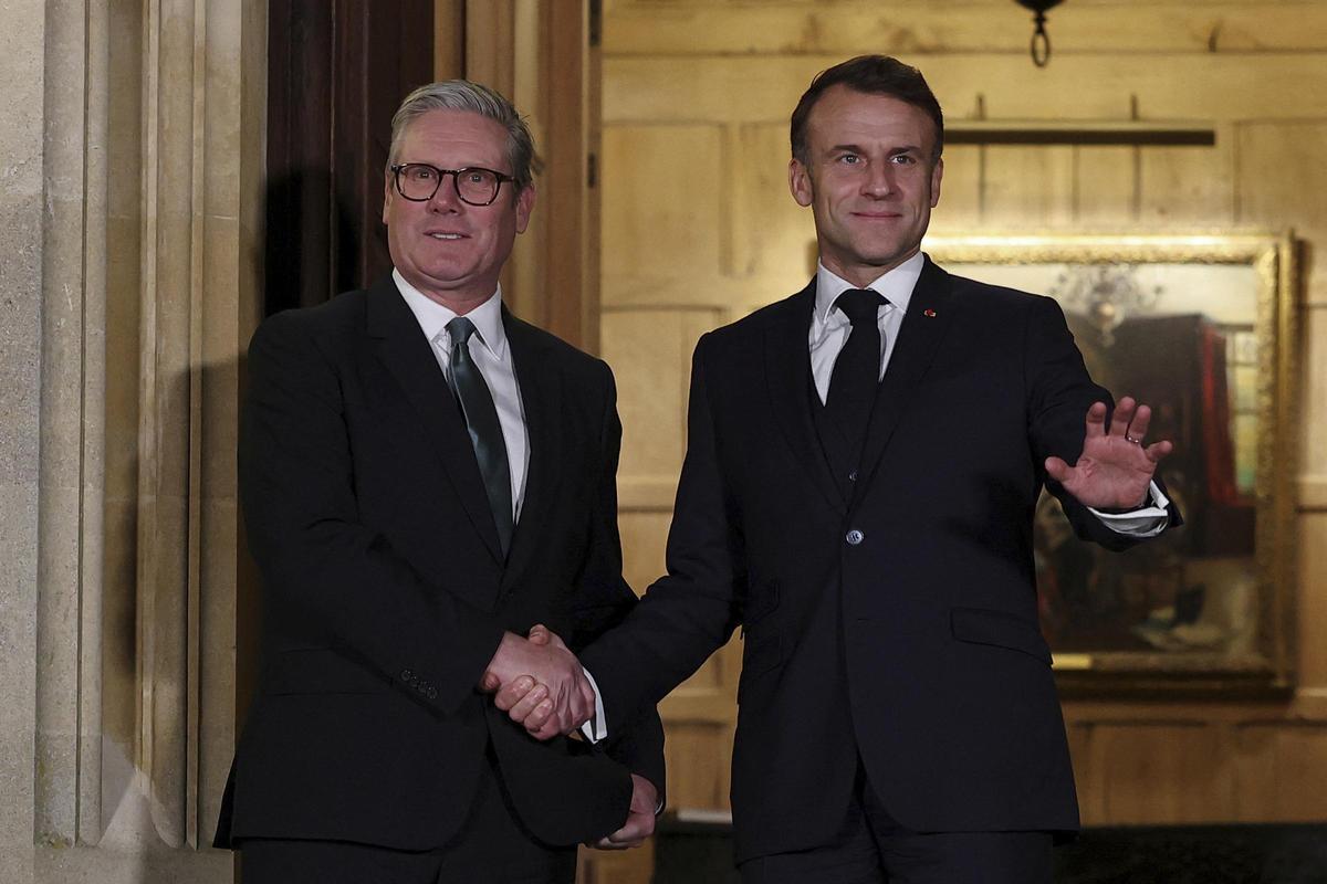 El primer ministro británico, Keir Starmer, y el presidente francés, Emmanuel Macron, se dan la mano antes de una reunión bilateral en Chequers, cerca de Aylesbury (Inglaterra)