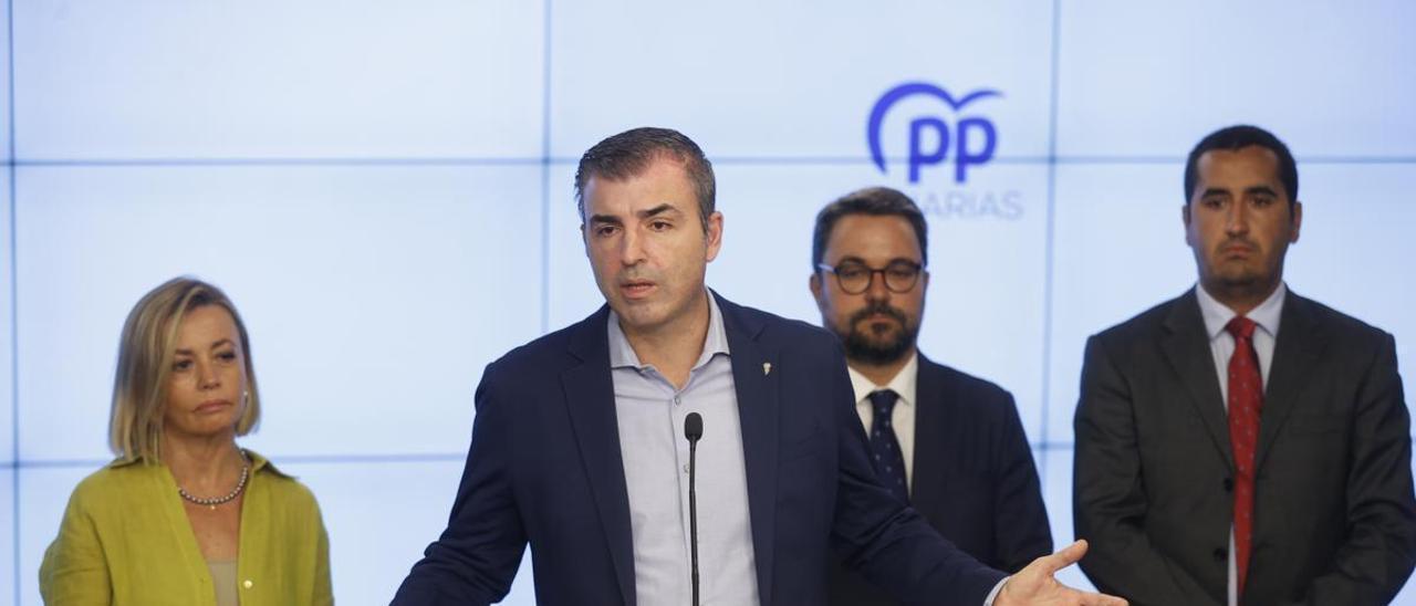 Manuel Domínguez, junto a varios representantes del PP.