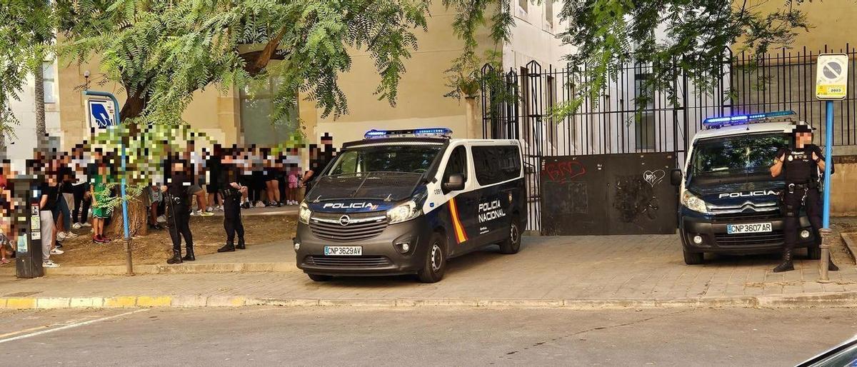 Despliegue policial en la puerta de los calabozos de los juzgados de Alicante antes de ser liberados los menores. Despliegue policial en la puerta de los calabozos de los juzgados de Alicante antes de ser liberados los menores.