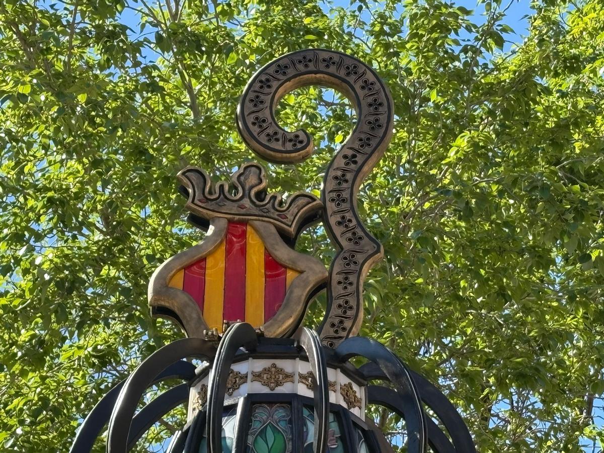 Tres barras rojas en el escudo