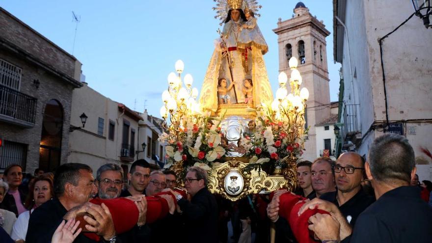 Miles de personas acompañan a la Mare de Déu dels Desemparats