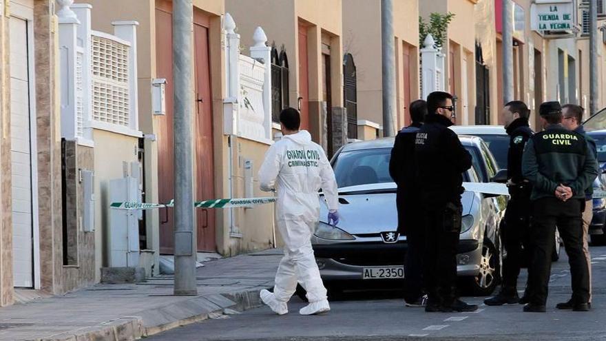 Agentes policiales, ante la casa donde se produjo el crimen en Huércal de Almería.