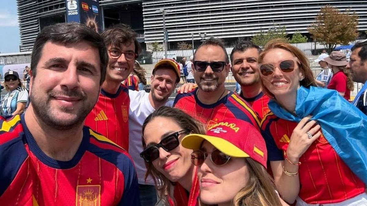 Enrique Riquelme posa con un grupo de amigos antes del España-Argentina