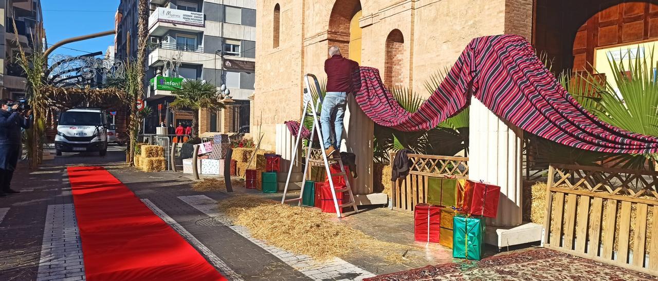 Imagen de la instalación de la adoración de los Reyes Magos junto a la fachada de la parroquia de La Inmaculada