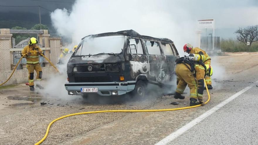 Arde una furgoneta en la entrada de Xàbia