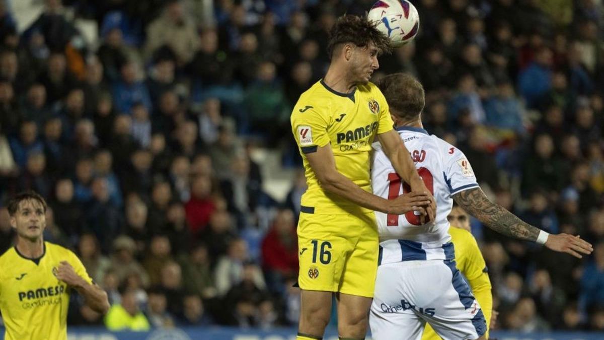 Lanchi pelea un balón aéreo en el partido perdido este domingo frente al líder Leganés.