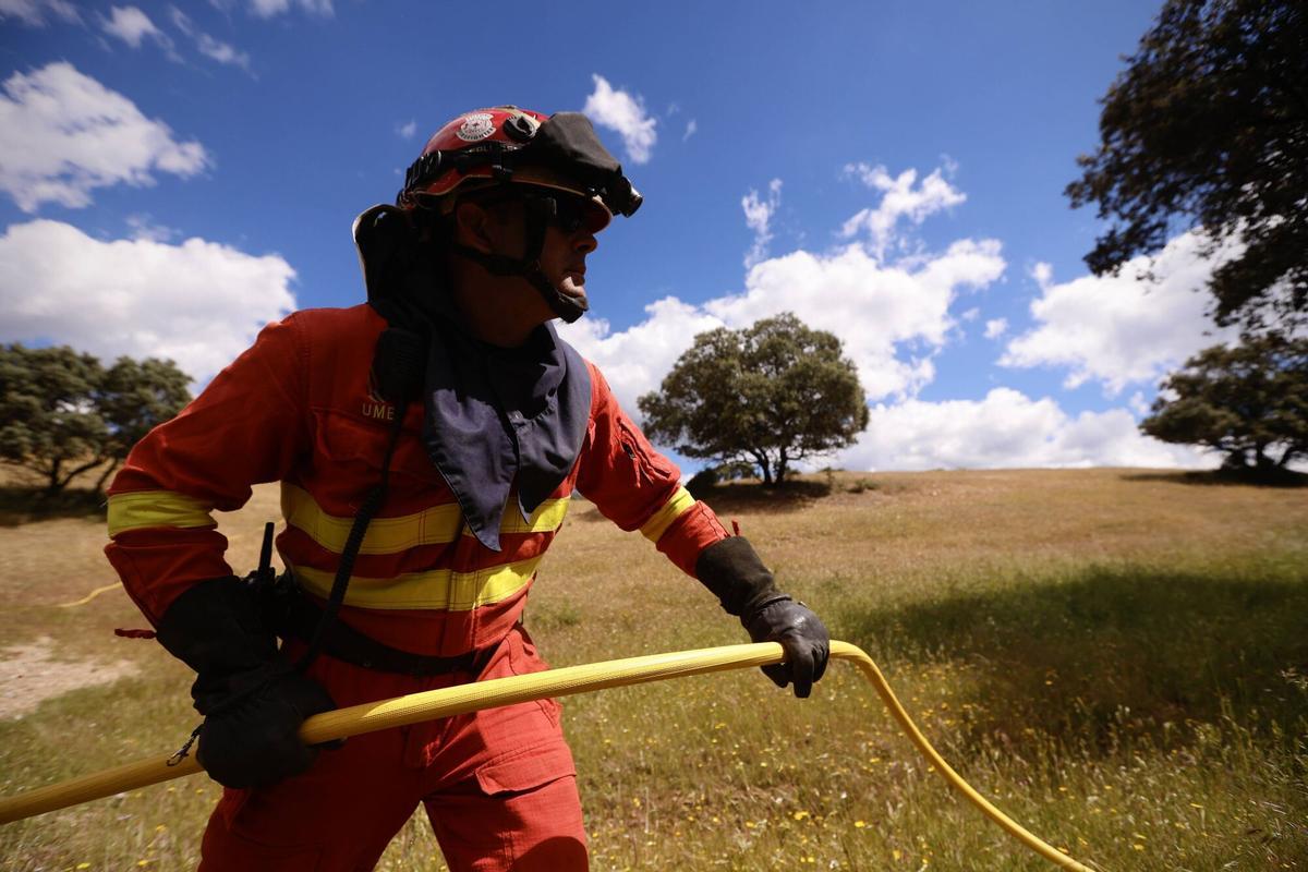 Alrededor de 200 efectivos ensayan todo tipo de escenarios en Cerro Muriano antes de los meses clave