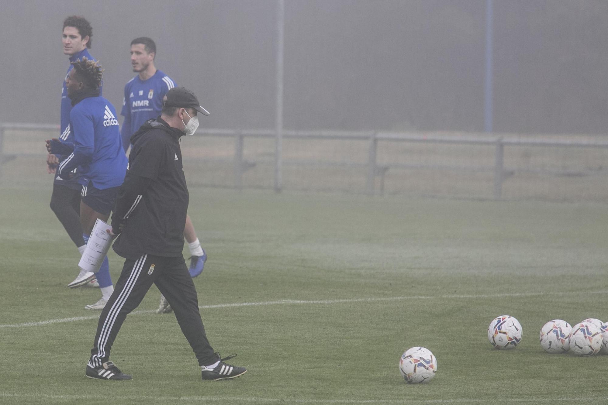 El entrenamiento del Oviedo en mitad de la niebla