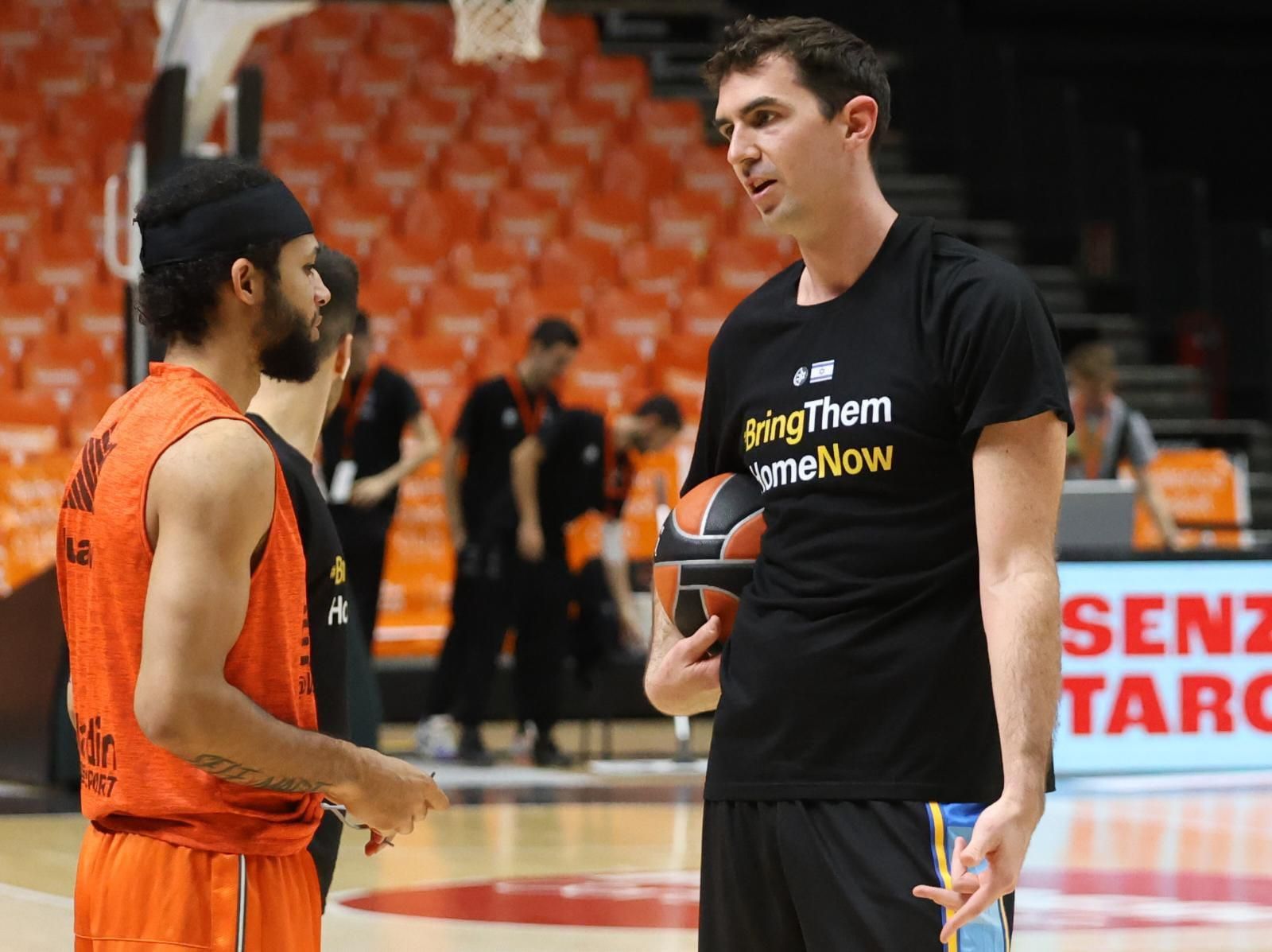 Calentamiento del Maccabi con un mensaje en la camiseta "Bring them home now"