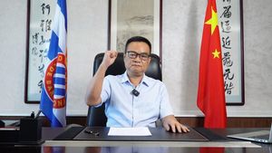 Chen Yansheng, en el final de su discurso telemático de este viernes.
