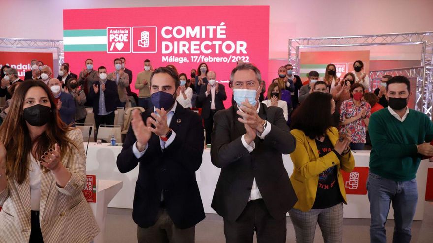 Juan Espadas y Dani Pérez, durante el Comité Director del PSOE de Andalucía, ayer en Málaga.