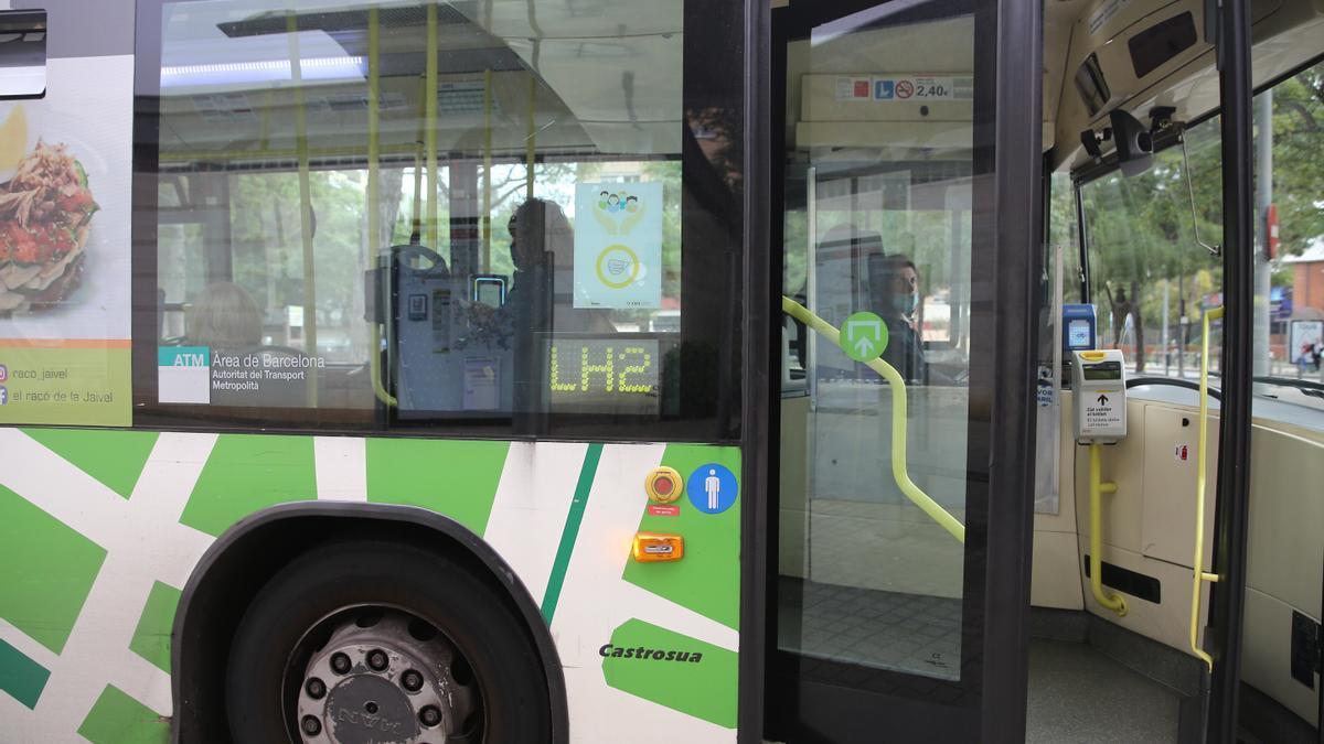 Un autobús de Rosanbus dando servicio a los vecinos de L'Hospitalet.