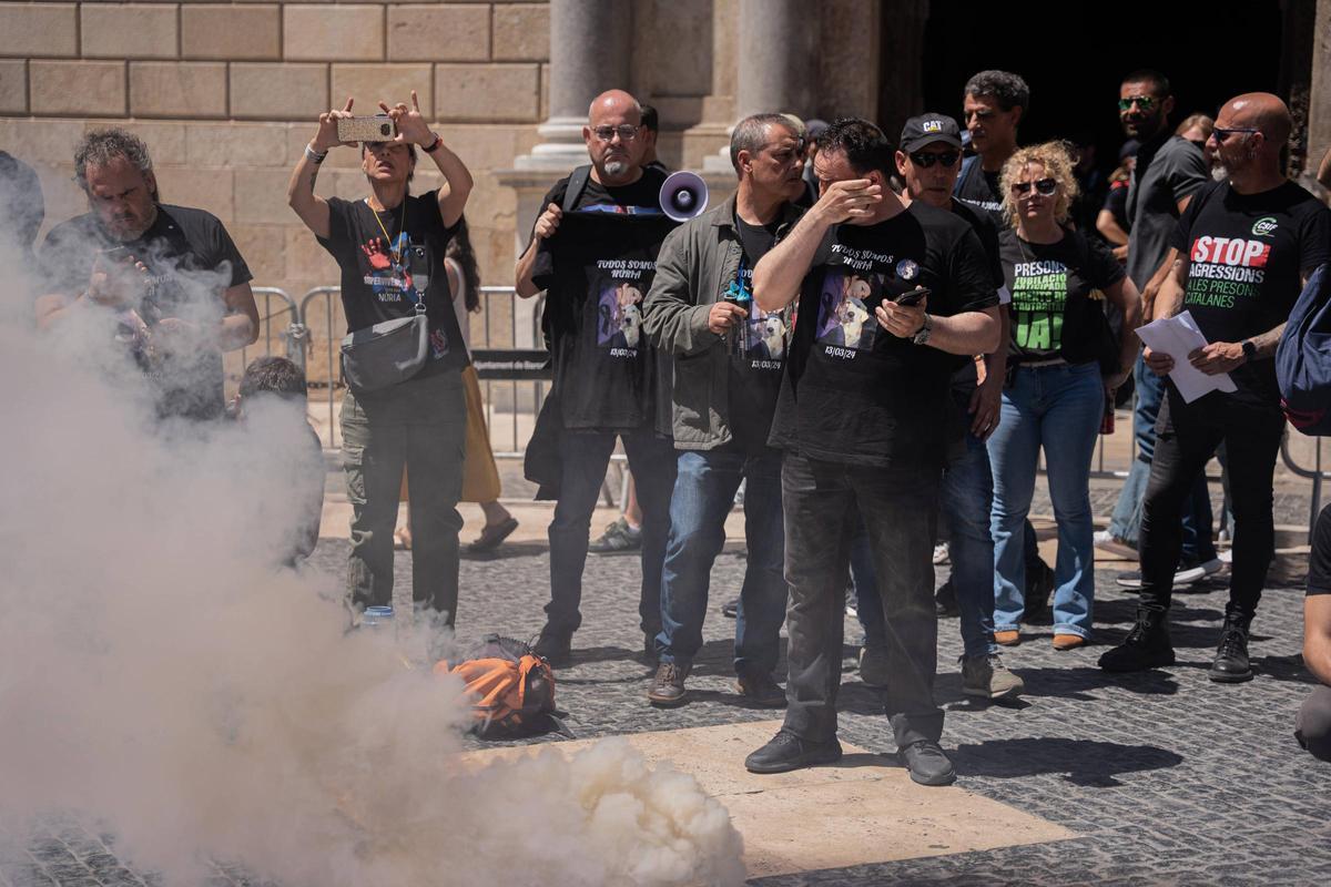 Trabajadores de prisiones se manifiestan en Barcelona para tener mayor seguridad.