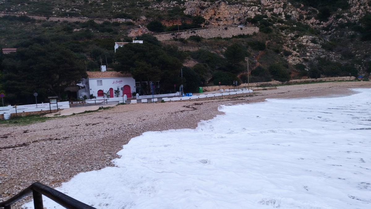 Las olas golpean la cala de la Granadella