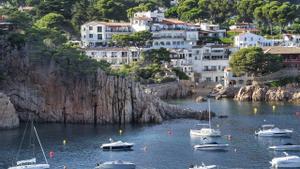 La Costa Brava, en Cataluña, es uno de los destinos favoritos para disfrutar de unas vacaciones con un barco de alquiler.
