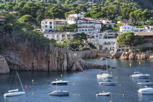 La Costa Brava, en Cataluña, es uno de los destinos favoritos para disfrutar de unas vacaciones con un barco de alquiler.
