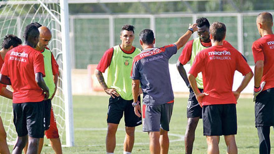 Imagen del momento en el que José Luis Oltra expulsa del entrenamiento a Ximo.