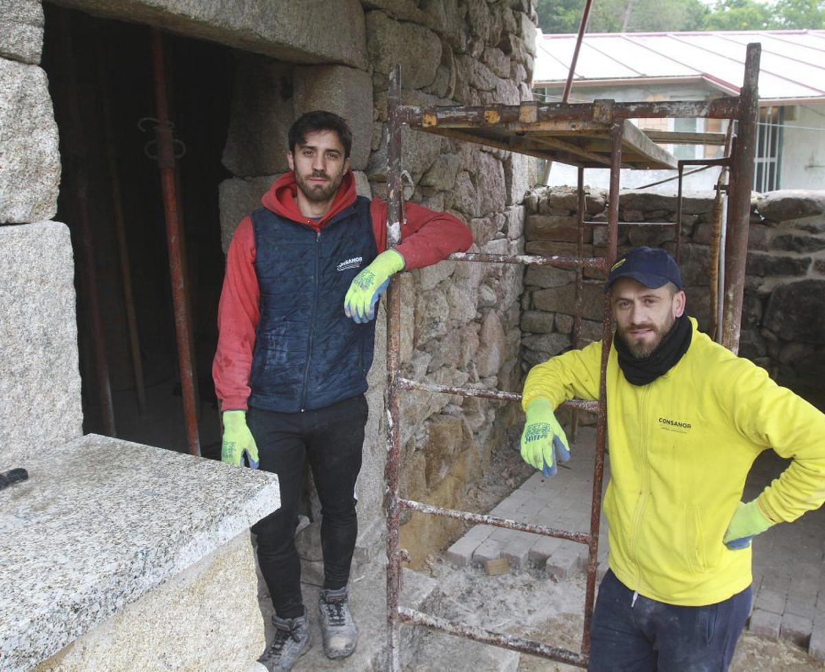 Adrián y Jonathan, al inicio de la reforma de la vieja bodega.