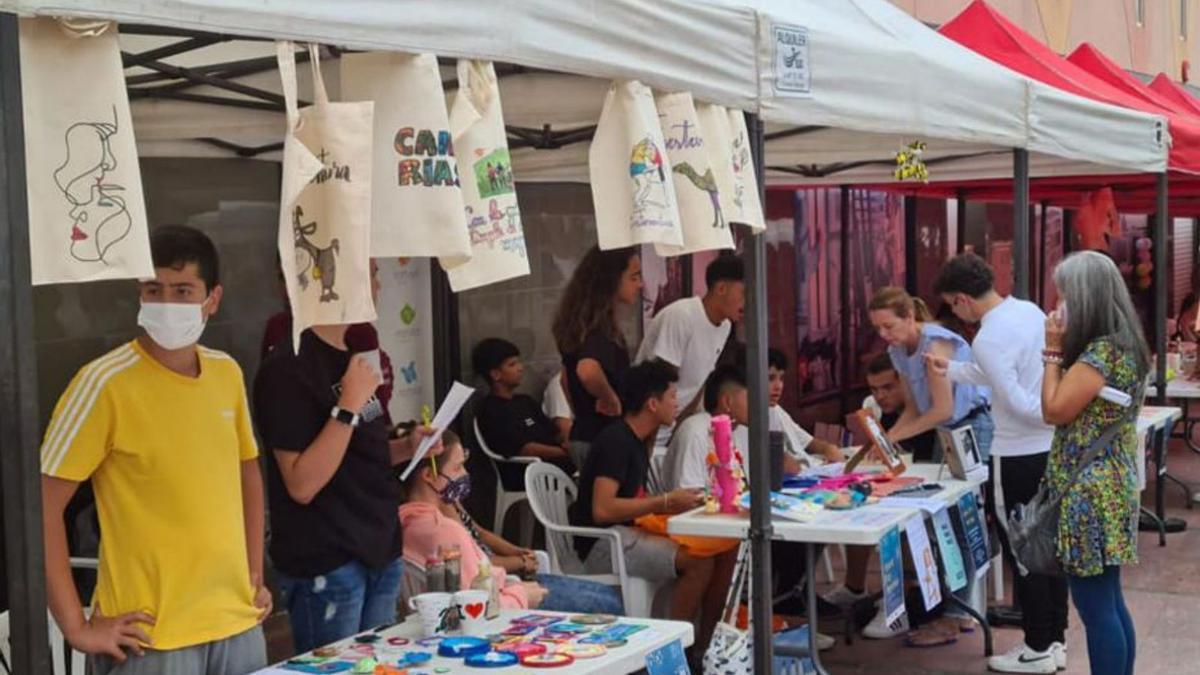 Los alumnos muestran los productos elaborados en la peatonal capitalina.