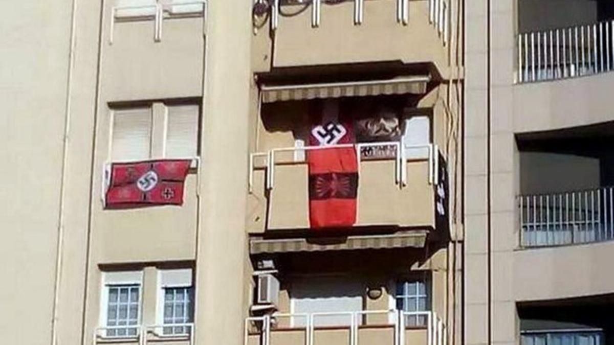 Banderas nazis en un balcón de Sabadell