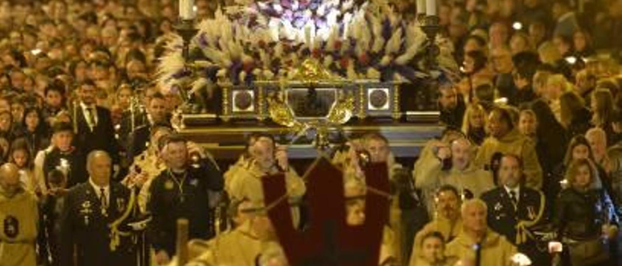 Los fieles acompañan al paso del Cristo de Zalamea en la procesión.