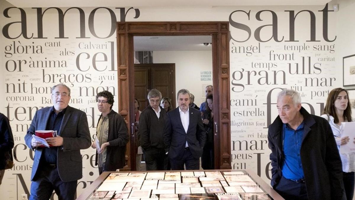 Joan Roca, Oriol Izquierdo y Jaume Collboni y Tomàs Morató, de izquierda a derecha, presentan la Casa Verdaguer de la Literatura.