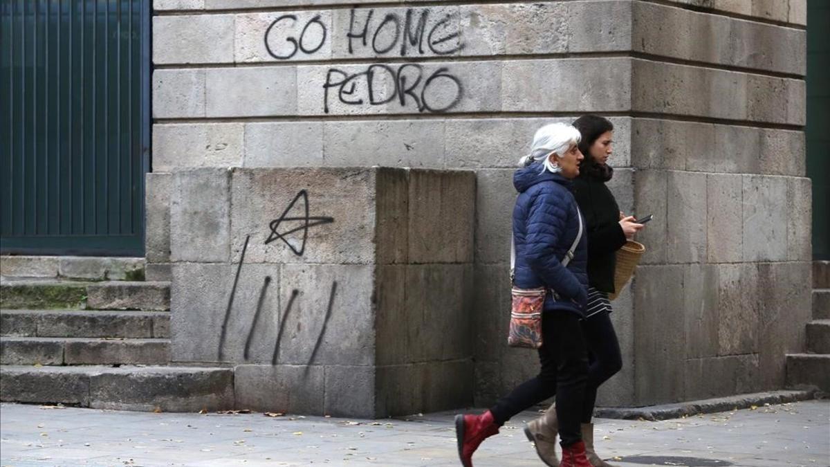 Pintadas contra Pedro Sánchez en la Llotja de Mar