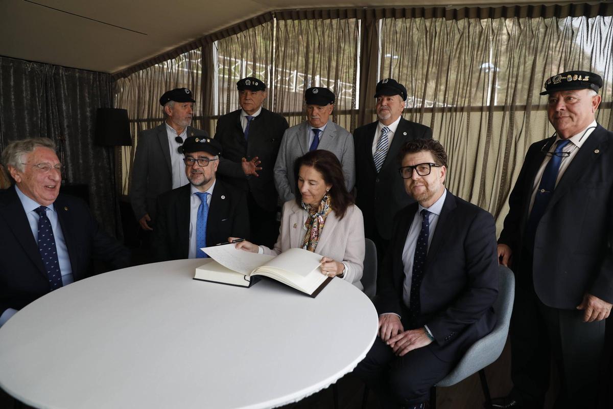 EN IMÁGENES: Así ha sido la entreda de la "Llámpara natural" a la empresa Alvargonzález Ership