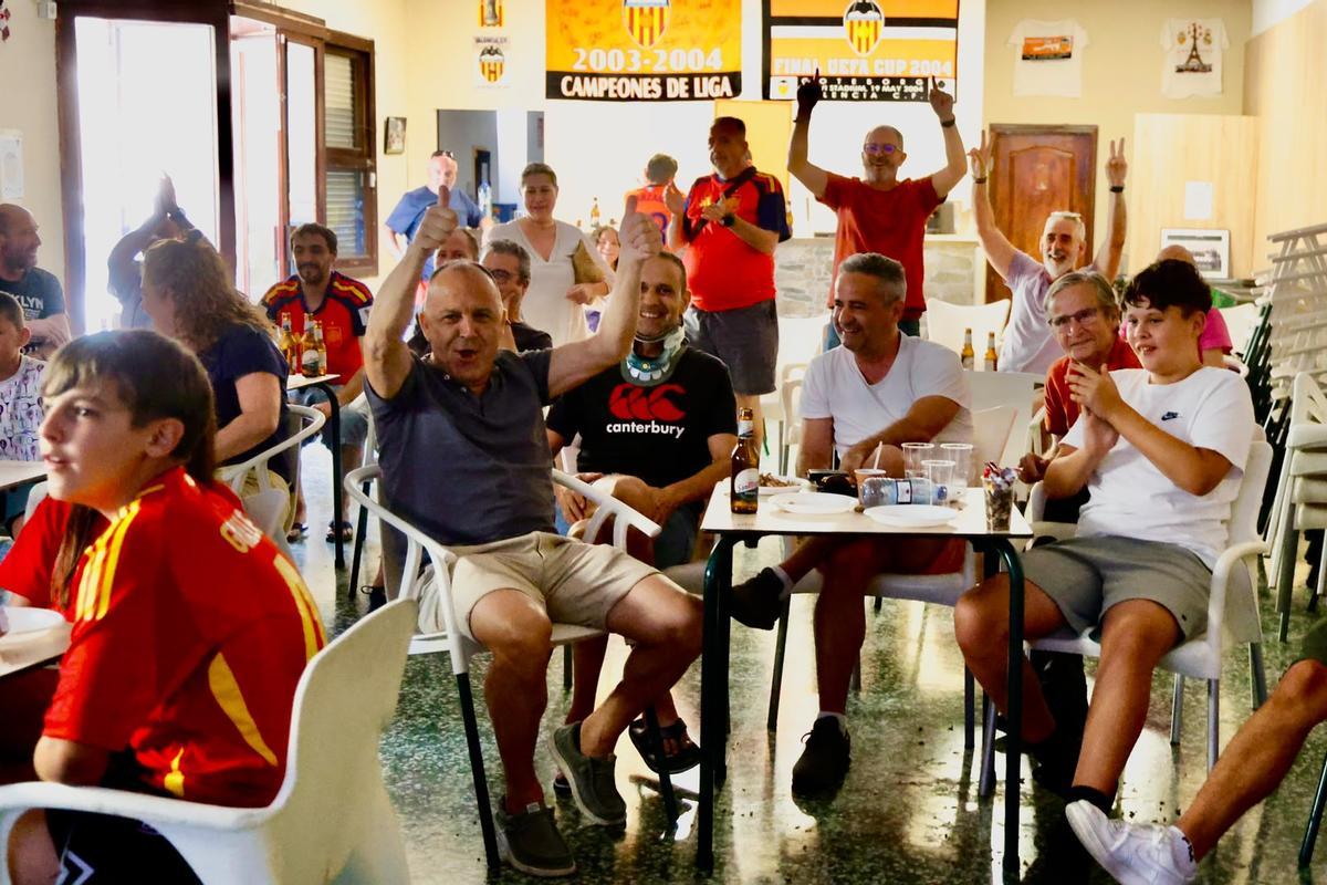 Los aficionados de Foios celebran un gol, con Ubaldo al final, de pie con la camiseta roja de la selección española.