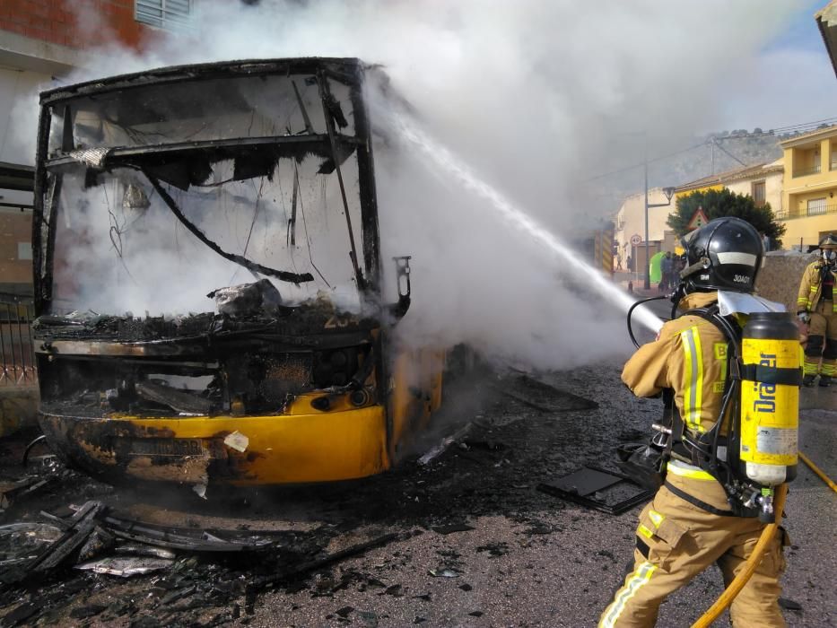 Arde por completo un autobús en Ricote