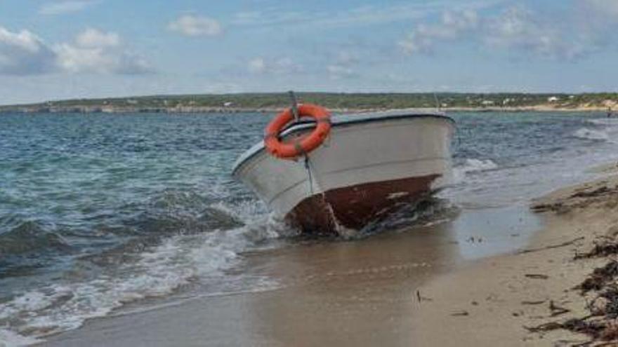 La pequeña barca hallada en Formentera en la que desembarcaron al menos seis personas.