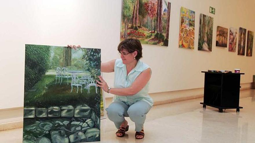 María Dolores Piñero, responsable de la Obra Social en Elche, ayer durante el montaje de la muestra que se inaugura esta tarde.