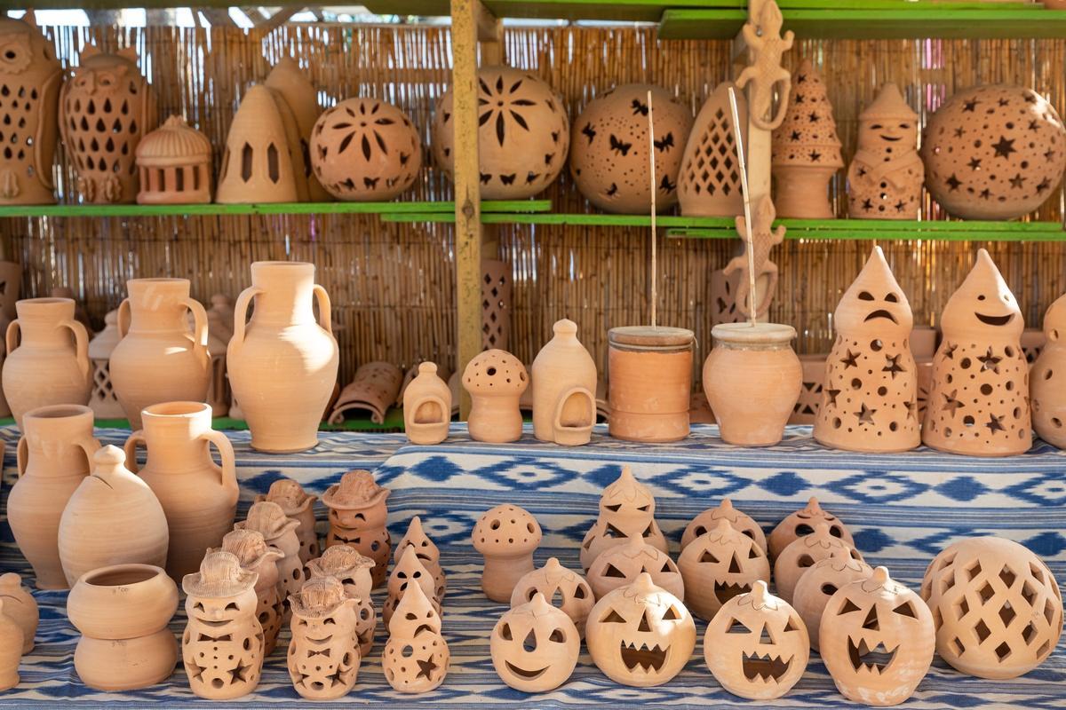 Objetos artesanales de arcilla durante la feria de arcilla de Marratx