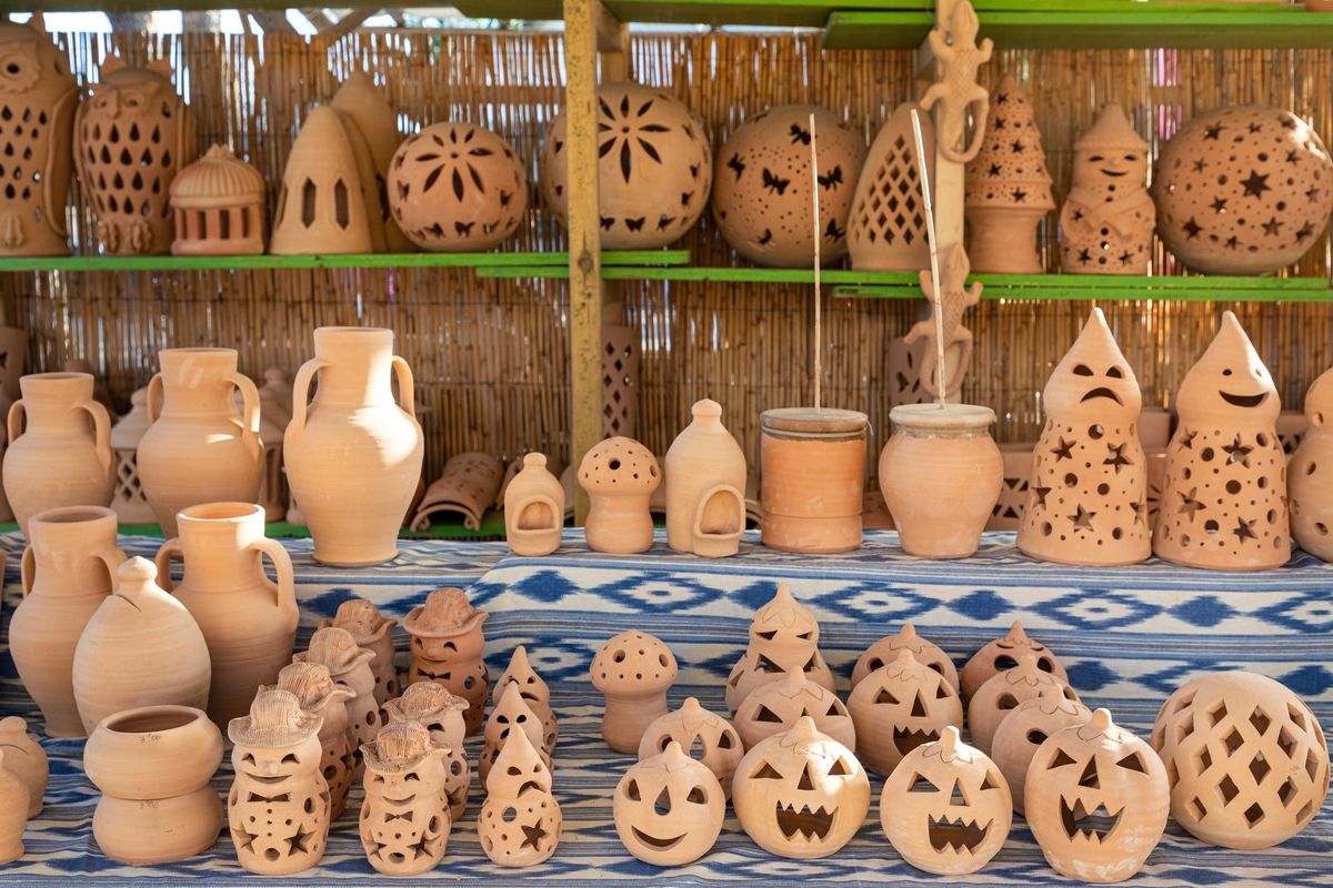 Objetos artesanales de arcilla durante la feria de arcilla de Marratx