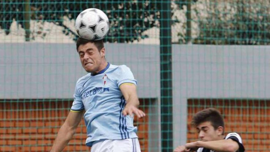 Un jugador del Celta despeja el balón. // Alba Villar