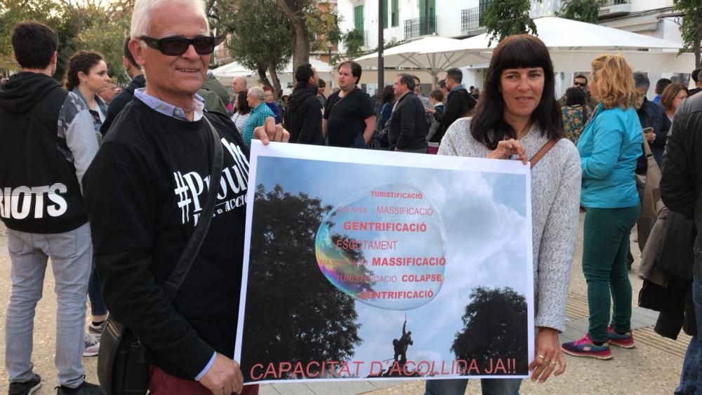 Medio millar de personas protestan contra el turismo "ilimitado e irrespetuoso" en Ibiza