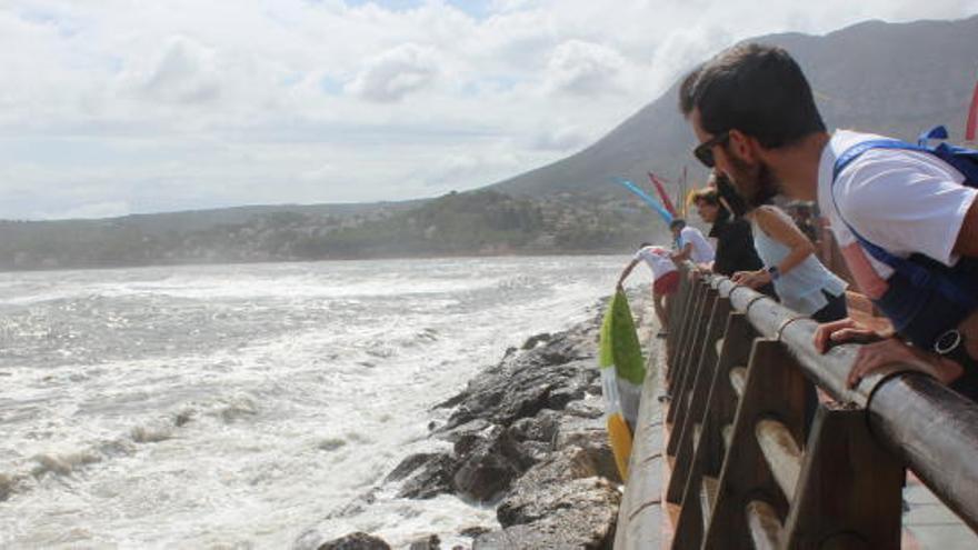 Tres kayakistas salvan la vida en Dénia tras volcar sus embarcaciones