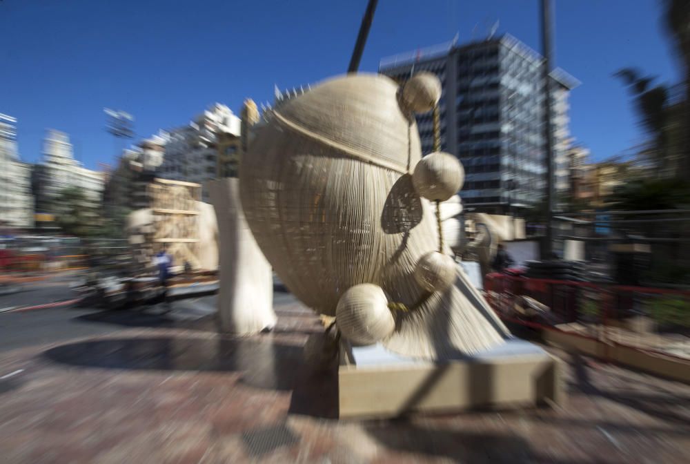 Los trabajadores del taller del artista fallero Manolo García preparan el izado de una de las piezas de la Falla de la Plaza del Ayuntamiento.