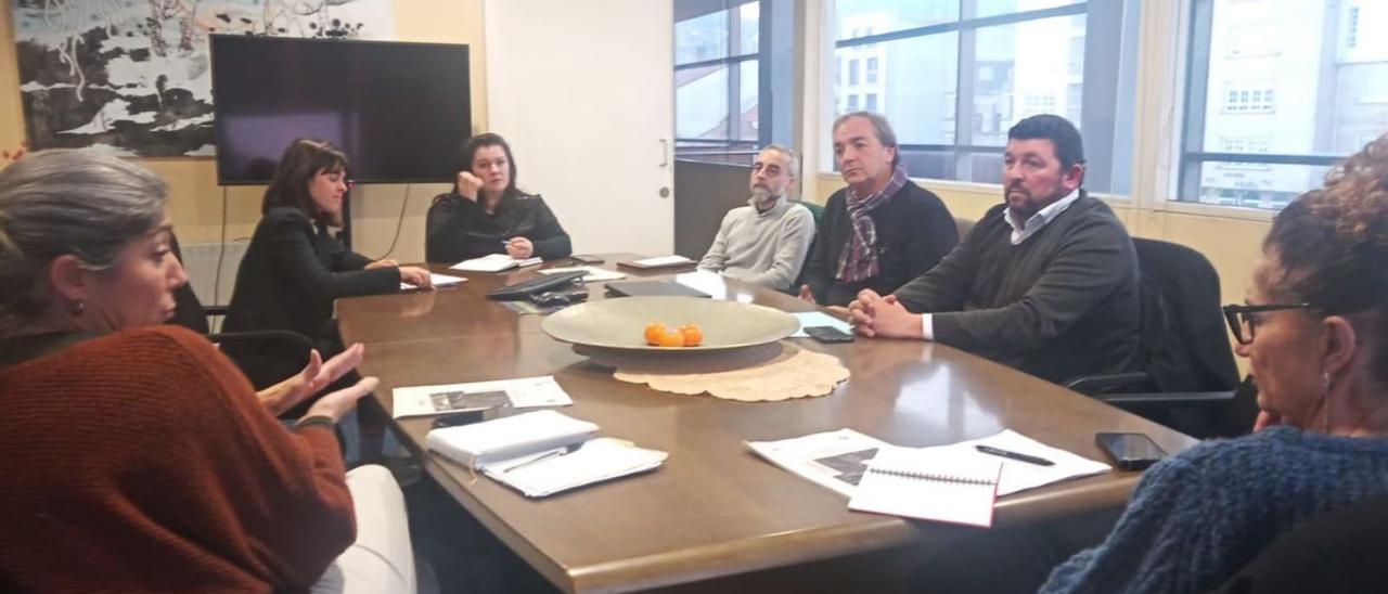 Gobierno, oposición y representantes de la UTE, en la reunión de ayer por la tarde. | // SANTOS ÁLVAREZ