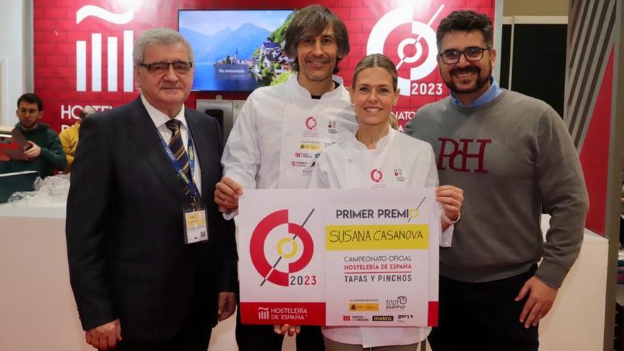 Los chefs Susana Casanova y Fernando Solanilla sostienen el diploma a la mejor tapa de España