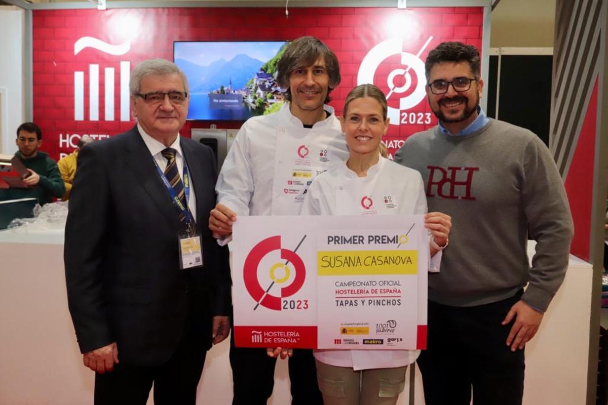 Los chefs Susana Casanova y Fernando Solanilla sostienen el diploma a la mejor tapa de España