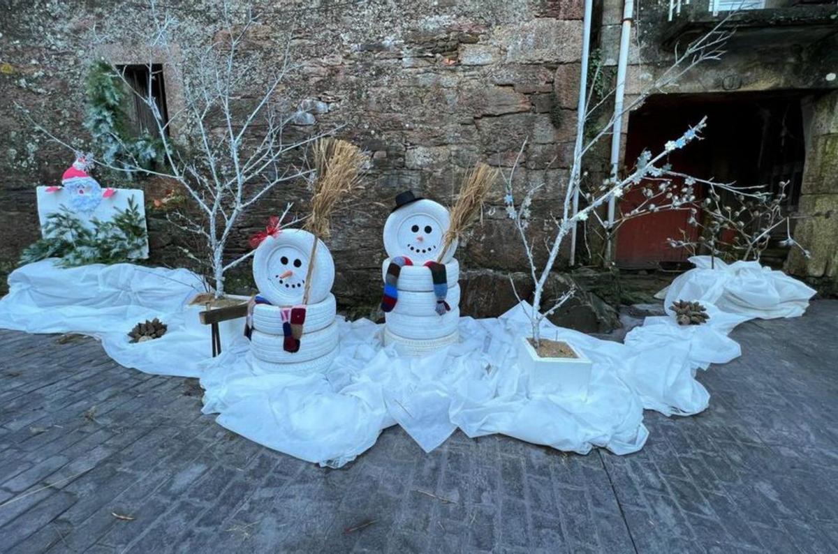 Una de las zonas “nevadas”, pobladas con personajes elaborados con reciclaje.