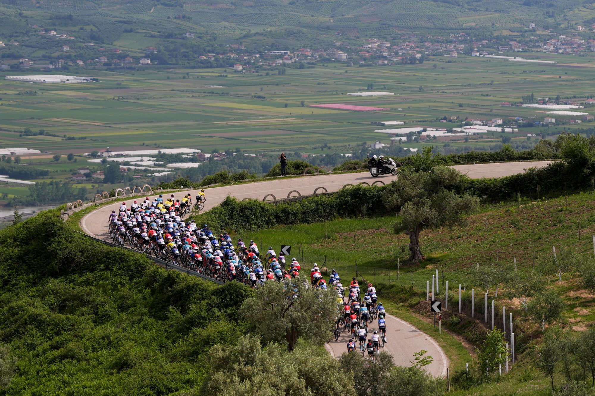 09 May 2025, Albania, Tirana: The pack rides during the first stage of the 108th Giro d'Italia cycling race, 160km from Durres to Tirana. Photo: Fabio Ferrari/LaPresse via ZUMA Press/dpa Fabio Ferrari/LaPresse via ZUMA / DPA 09/05/2025 ONLY FOR USE IN SPAIN. Fabio Ferrari/LaPresse via ZUMA / DPA;sports;cycling;2025 Giro d'Italia - Stage 1;