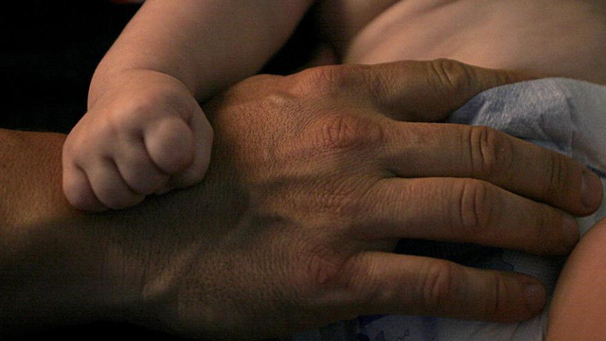 La ampliación de la baja por paternidad beneficiaría a miles de padres murcianos