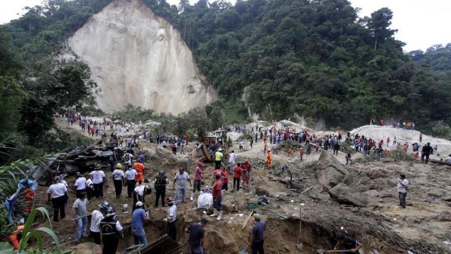 Cientos de vecinos ayudan en las labores de rescate en Guatemala.