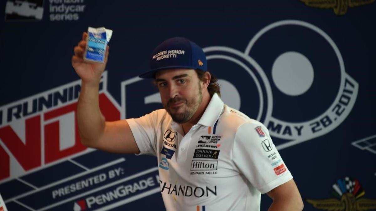 Fernando Alonso brinda con leche, el pasado año, en Indy.