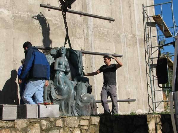 Los momentos del montaje del monumento a Carlos V en Yuste