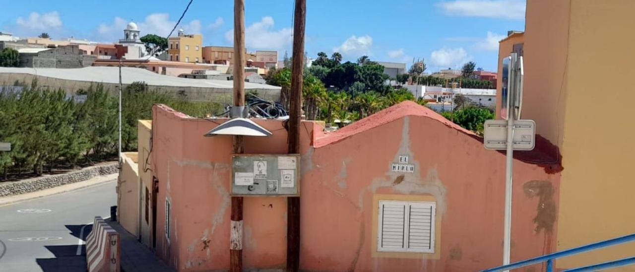 Dos casas centenarias de La Banda -en el límite norte de Agüimes- a unos 50 metros de Carrizal (Ingenio), y al fondo la iglesia del Buen Suceso, a menos de 100 metros.