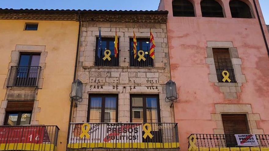 Les quatre banderes que ara onegen a la façana de l&#039;ajuntament de Torroella de Montgrí