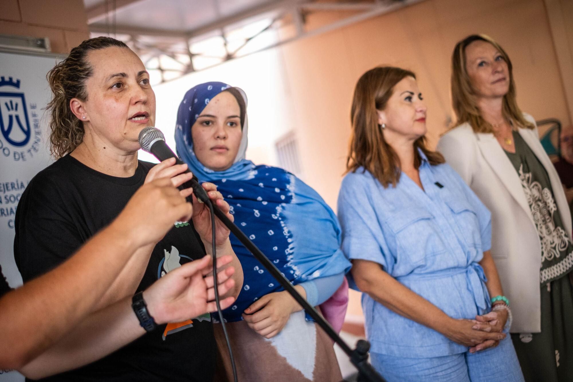 Recepción de los niños de los campamentos saharauis del programa Vacaciones en paz por sus familias de acogida